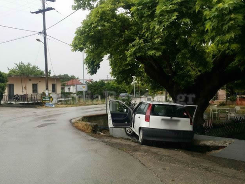 Λαμία: Αυτοκίνητο εισέβαλε σε αυλή σπιτιού (photos)