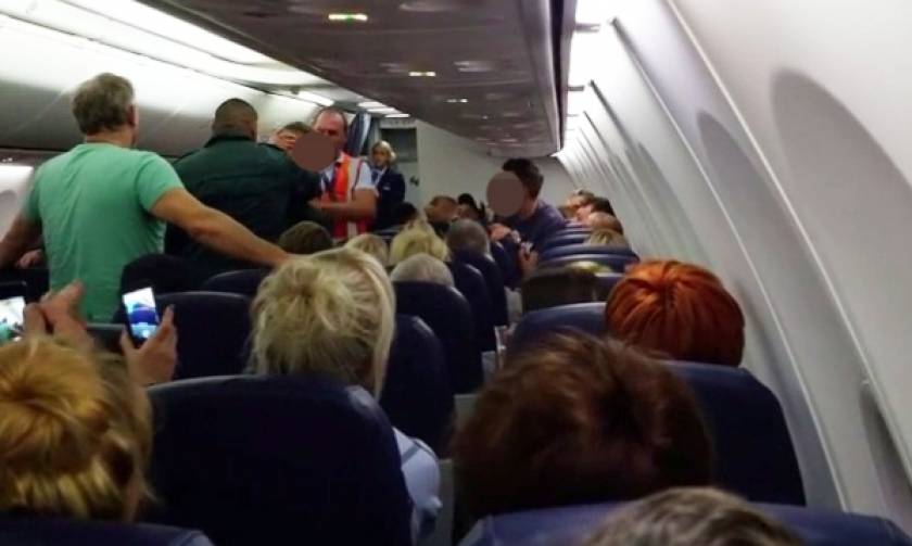 Πανικός σε πτήση για το Ηράκλειο: Αστυνομικοί βγάζουν «σηκωτό» μεθυσμένο επιβάτη (Video)