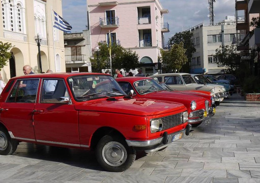 Βόλτα με κλασσικά αυτοκίνητα – αντίκες στις Αχαρνές και τους Θρακομακεδόνες