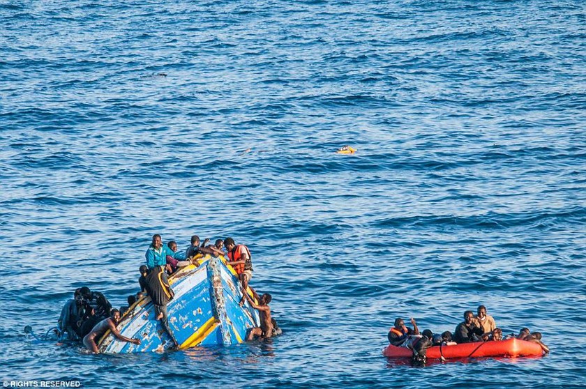 Φωτογραφίες-σοκ: Μετανάστες δίνουν μάχη για τη ζωή τους στη Μεσόγειο