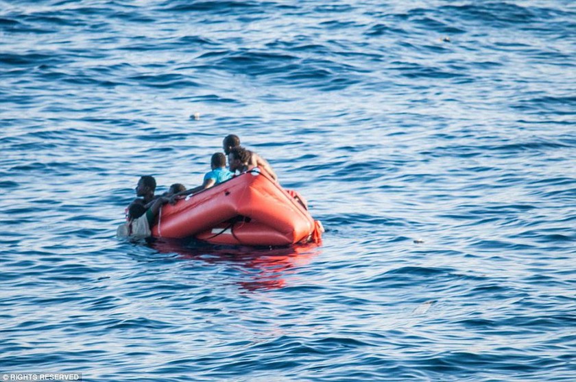 Φωτογραφίες-σοκ: Μετανάστες δίνουν μάχη για τη ζωή τους στη Μεσόγειο