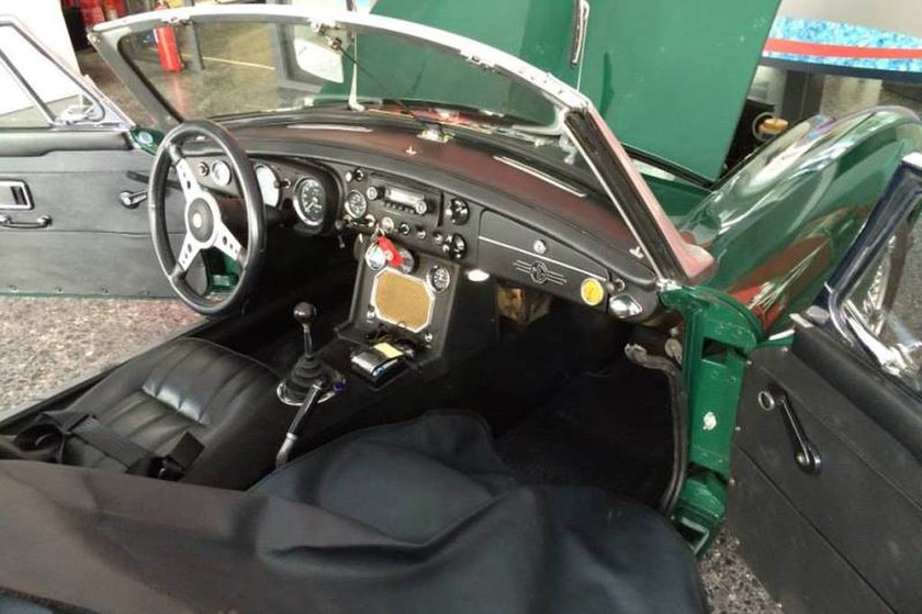 ΦίληςGlass: Αλλαγή παρμπρίζ σε MGB Roadster 1962 (photos)