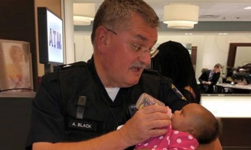 Αστυνομικός ταϊζει μωρό και... «γκρεμίζει» το διαδίκτυο! (photo)