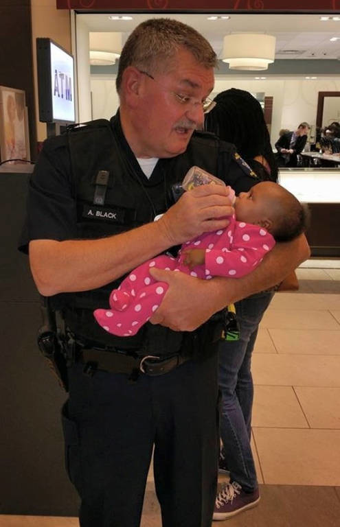 Αστυνομικός ταϊζει μωρό και... «γκρεμίζει» το διαδίκτυο! (photo)
