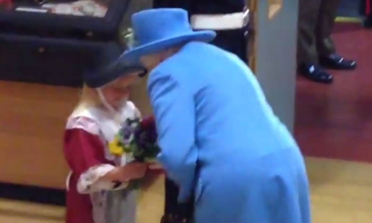Κοριτσάκι έδωσε λουλούδια στη Βασίλισσα… και «έφαγε» σφαλιάρα από στρατιώτη (video)