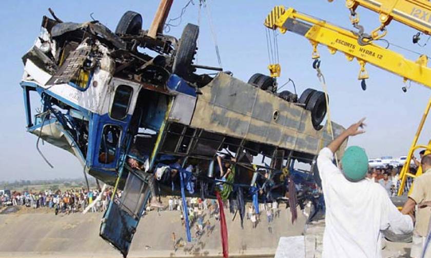 Ινδία: Ηλεκτροφόρο καλώδιο «σκότωσε» 17 επιβάτες λεωφορείου