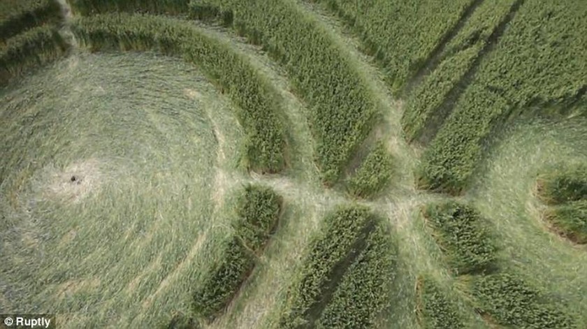 Δουλειά των εξωγήινων; Μυστηριώδεις κύκλοι σε χωράφι στη Ρωσία (photos&video)
