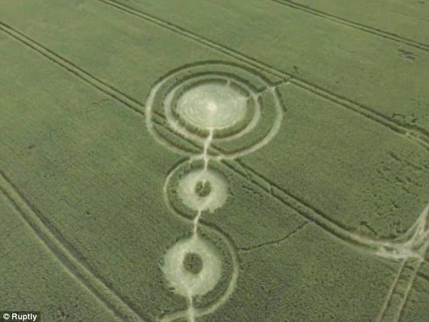 Δουλειά των εξωγήινων; Μυστηριώδεις κύκλοι σε χωράφι στη Ρωσία (photos&video)