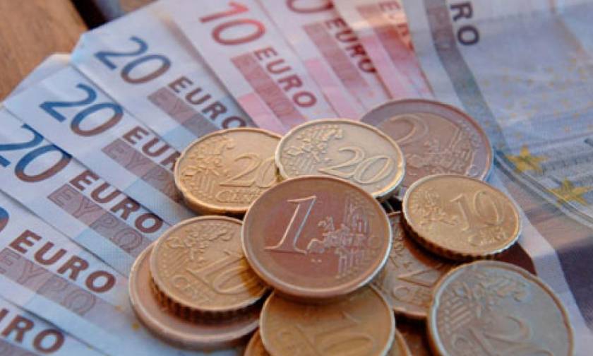 WSJ: Η ελληνική κρίση μπορεί να είναι λίγο χρήσιμη γιατί «μετριάζει» την άνοδο του ευρώ