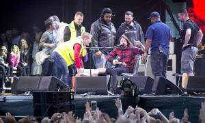 Ο Ντέιβ Γκρολ ολοκλήρωσε συναυλία με σπασμένο πόδι (photos & video)