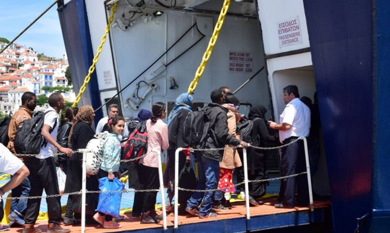 Μεταφορά περίπου 2.000 μεταναστών με έκτακτο δρομολόγιο στον Πειραιά
