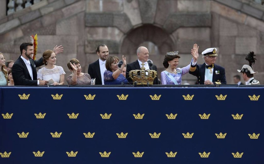 Ο γάμος της χρονιάς στη Σουηδία: Μια «κοινή θνητή» στο πλευρό του πρίγκιπα (photos)
