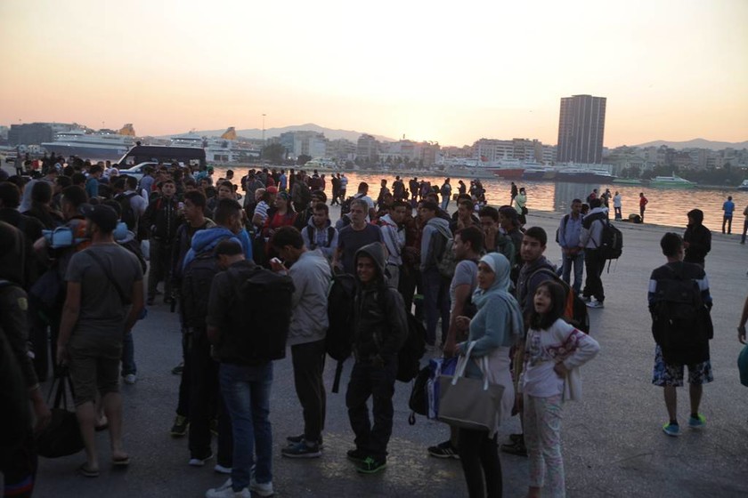 Έφτασαν στον Πειραιά από την Μυτιλήνη περίπου 2.000 μετανάστες (photos) 