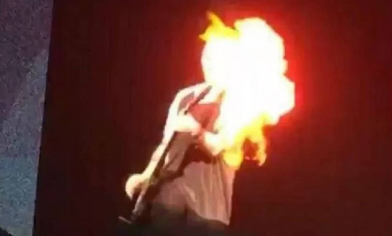 Σοκαριστικό βίντεο: Κιθαρίστας πήρε φωτιά από πυροτεχνήματα!