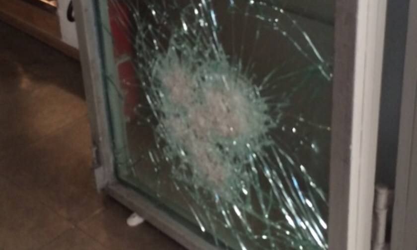 Επίθεση με μολότοφ στα γραφεία του ΠΑΣΟΚ (Photos)