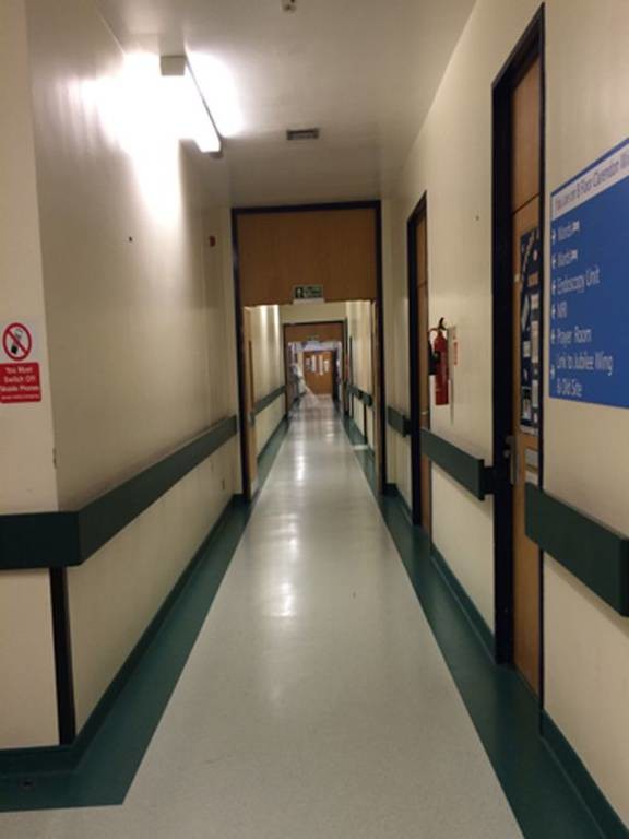 Ανατριχιαστικό: Φάντασμα παιδιού στους διαδρόμους νοσοκομείου (photos)
