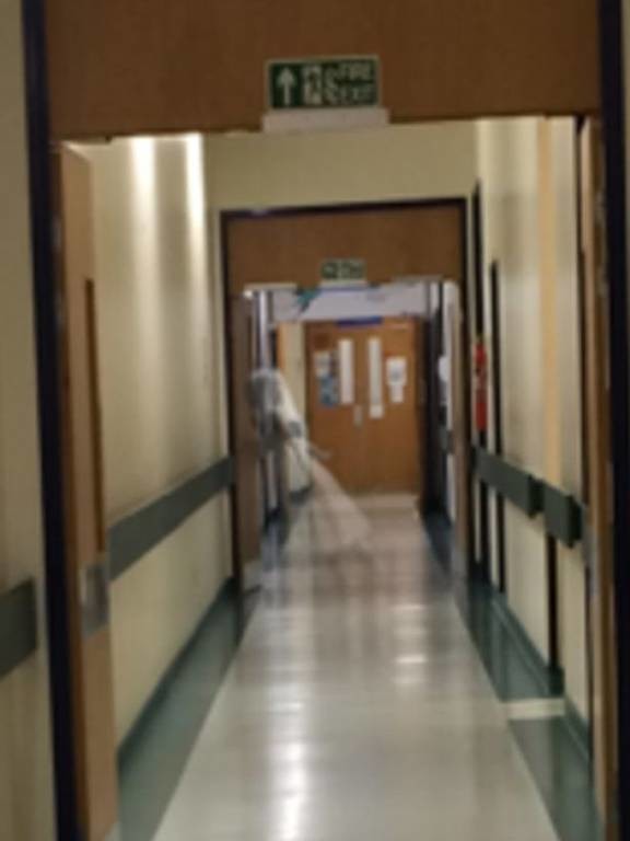 Ανατριχιαστικό: Φάντασμα παιδιού στους διαδρόμους νοσοκομείου (photos)