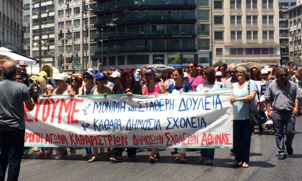 Συγκέντρωση διαμαρτυρίας καθαριστριών στην Αθήνα - Κλειστή η Σταδίου (Photos - Video)