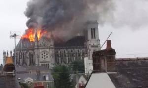 Γαλλία: Πυρκαγιά σε ιστορικό καθεδρικό ναό (video)