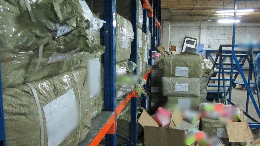 Δύο αποθήκες έκρυβαν περισσότερα από 700.000 προϊόντα «μαϊμού» (Photos και Video)