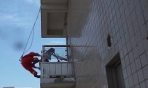 Πυροσβέστης πηδάει από τον 30ό όροφο και σώζει γυναίκα (video)