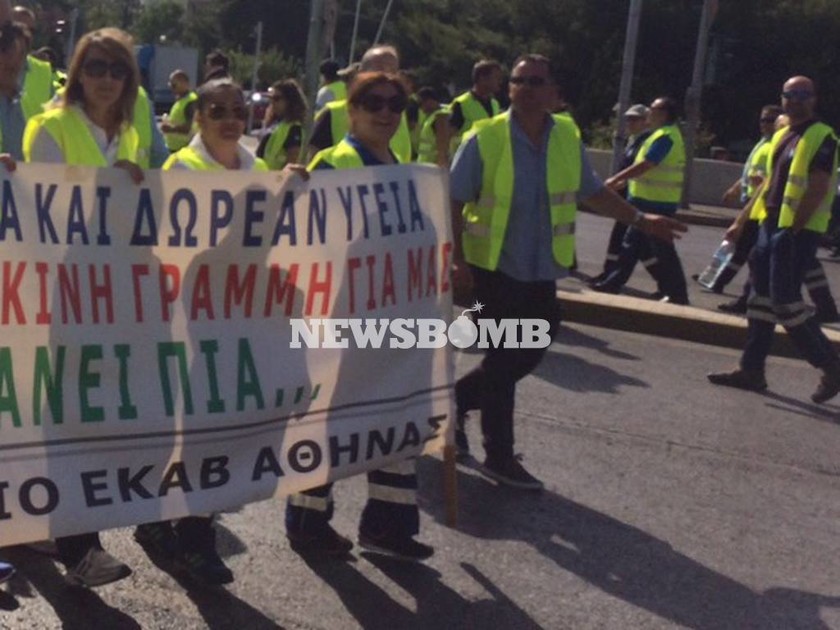 Επίσχεση εργασίας των εργαζομένων στο ΕΚΑΒ και πορεία στη Λ. Μεσογείων (Photos)