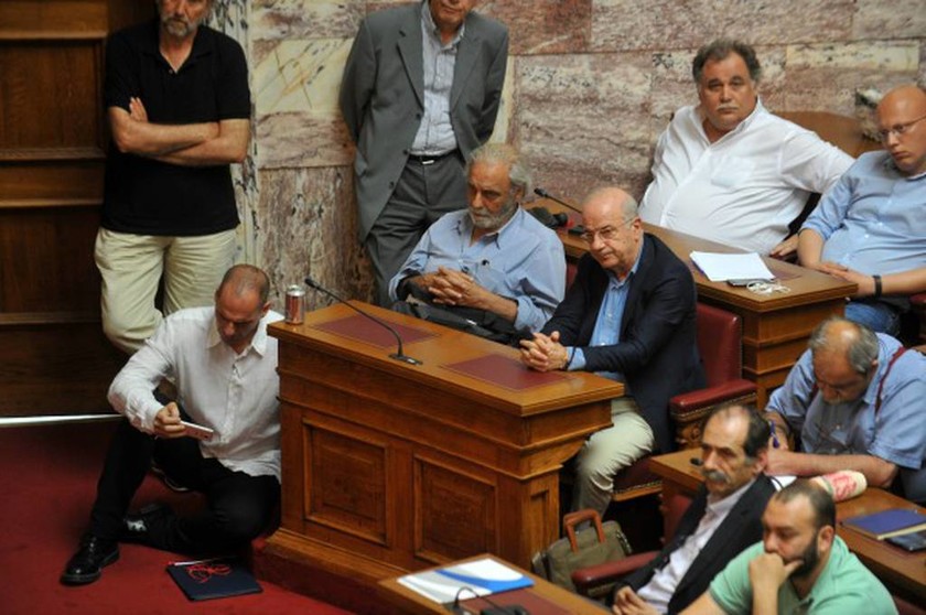 Δε φαντάζεστε πώς παρακολούθησε την ομιλία Τσίπρα στην ΚΟ του ΣΥΡΙΖΑ ο Βαρουφάκης! (pics)