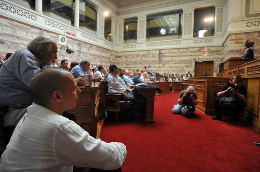 Δε φαντάζεστε πώς παρακολούθησε την ομιλία Τσίπρα στην ΚΟ του ΣΥΡΙΖΑ ο Βαρουφάκης! (pics)