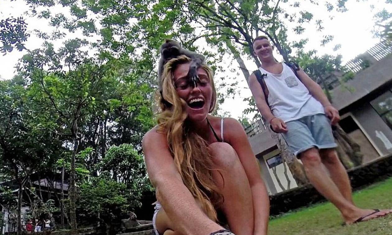 Μαϊμουδίτσα έκλεψε κάμερα και έβγαλε την τέλεια selfie (photos&video)