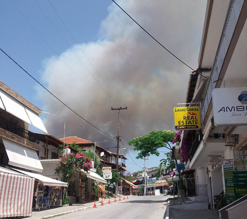 Πυρκαγιά στην Κόμιτσα Χαλκιδικής: Ενισχύθηκαν οι πυροσβεστικές δυνάμεις (photos)