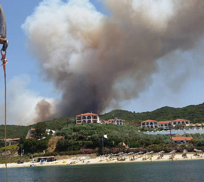 Πυρκαγιά στην Κόμιτσα Χαλκιδικής: Ενισχύθηκαν οι πυροσβεστικές δυνάμεις (photos)