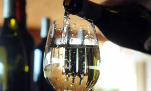 Φρίκη σε μπαρ: Πέθανε επειδή αντί για κρασί του σέρβιραν.... απορρυπαντικό