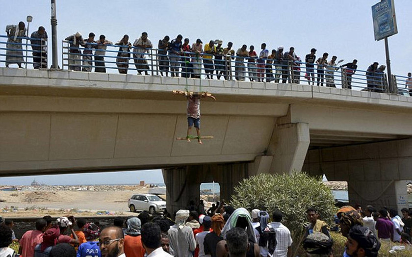 Φρίκη δίχως τέλος από τους τζιχαντιστές: Κρέμασαν δύο άνδρες από γέφυρα