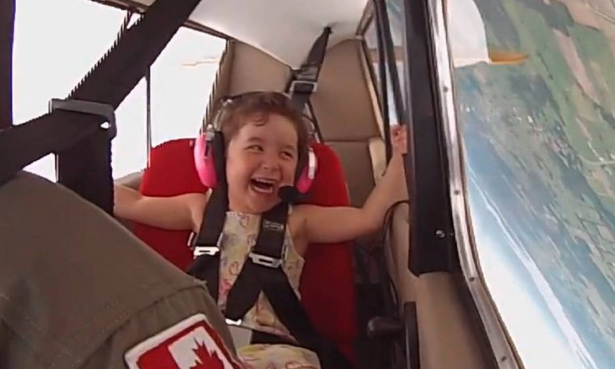 Τι συμβαίνει όταν μια 4χρονη κάνει... ακροβατικά με αεροπλάνο; (video)