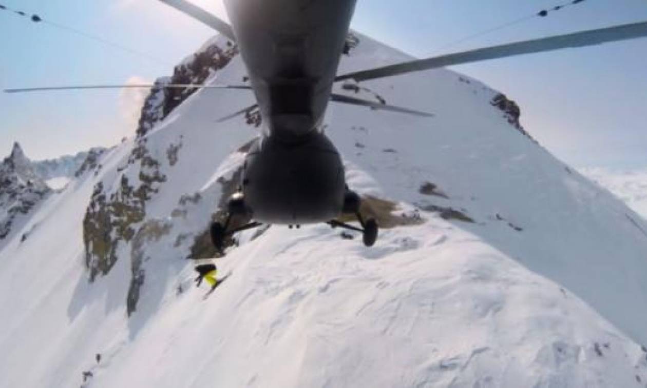 Εντυπωσιακό: Πήδηξε από ελικόπτερο σε κρατήρα ηφαιστείου! (video)