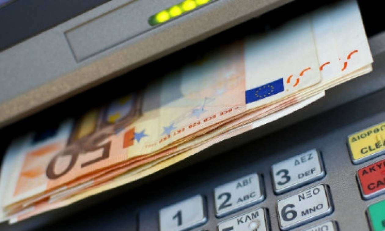 Reuters: Εκροή καταθέσεων ύψους 1.2 δισ. ευρώ μόνο την Παρασκευή