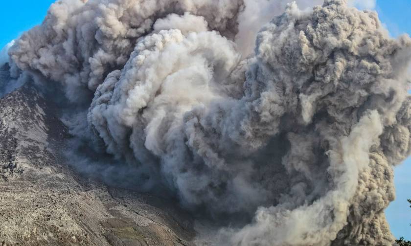 Συναγερμός στην Ινδονησία για το ηφαίστειο Σιναμπούνγκ (photos)