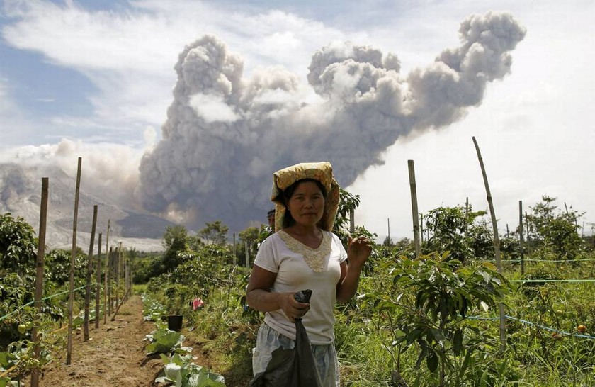 Συναγερμός στην Ινδονησία για το ηφαίστειο Σιναμπούνγκ (photos) 