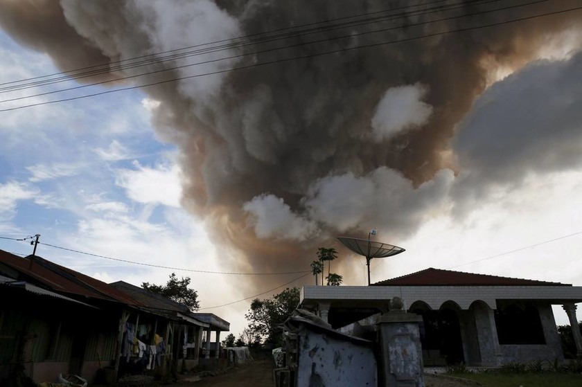Συναγερμός στην Ινδονησία για το ηφαίστειο Σιναμπούνγκ (photos) 