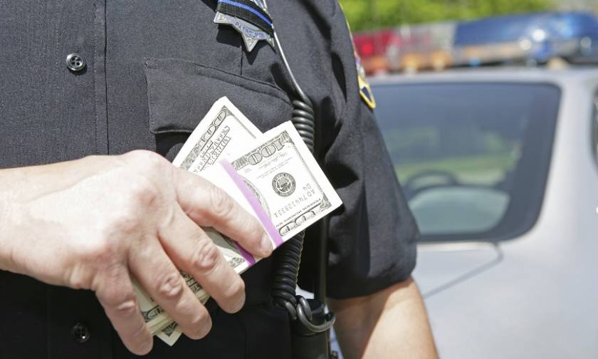 Ισημερινός: Αστυνομικός παρέδωσε 60.000 δολάρια που βρήκε στην πόρτα του