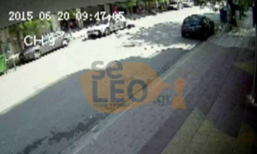 Σοκ: Αυτοκίνητο παρασύρει πεζή - Σε κρίσιμη κατάσταση η γυναίκα (video)