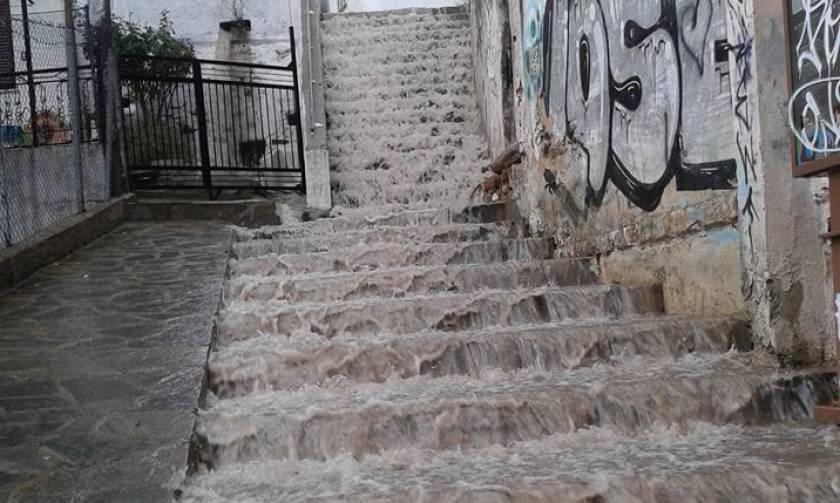 Κύμα κακοκαιρίας στη Θράκη με ισχυρές βροχές και κεραυνούς (video)
