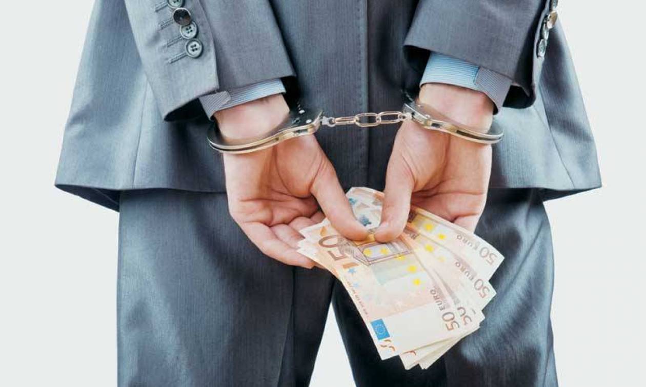 Διευθυντής τράπεζας στη Μάνδρα έκλεψε 1,2 εκατ. ευρώ από τους πελάτες του
