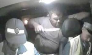 Βίντεο – σοκ: Μεθυσμένος μαχαιρώνει στο λαιμό αστυνομικό μέσα σε περιπολικό