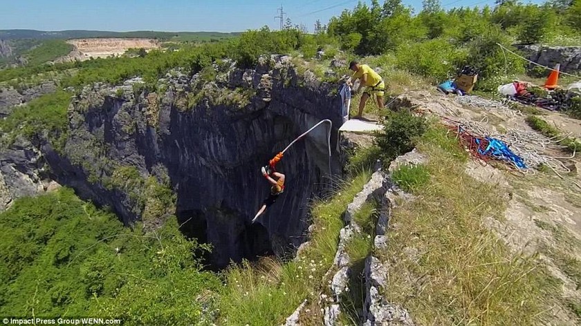 Απίστευτη «βουτιά» από ύψος 45 μέτρων (video&photos) 
