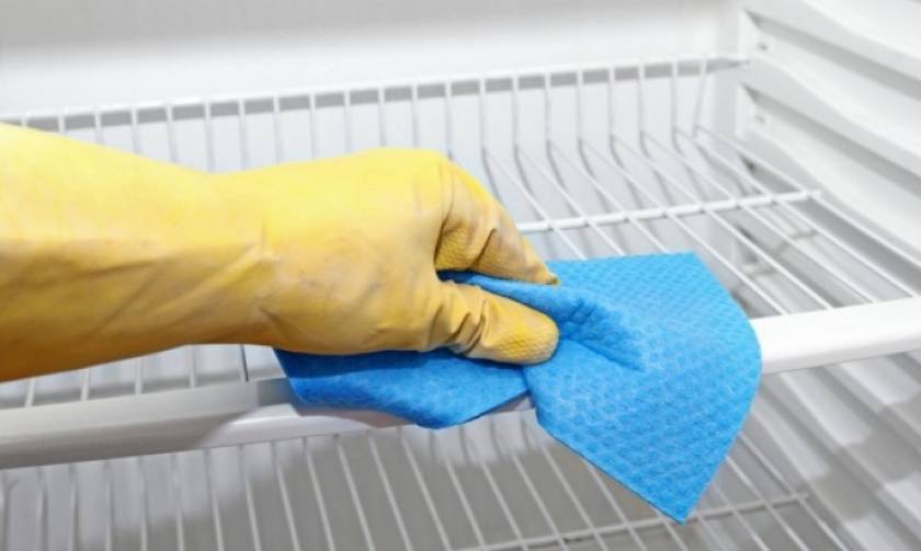 Πώς θα καθαρίσετε το ψυγείο από την επικίνδυνη μούχλα στα λάστιχα