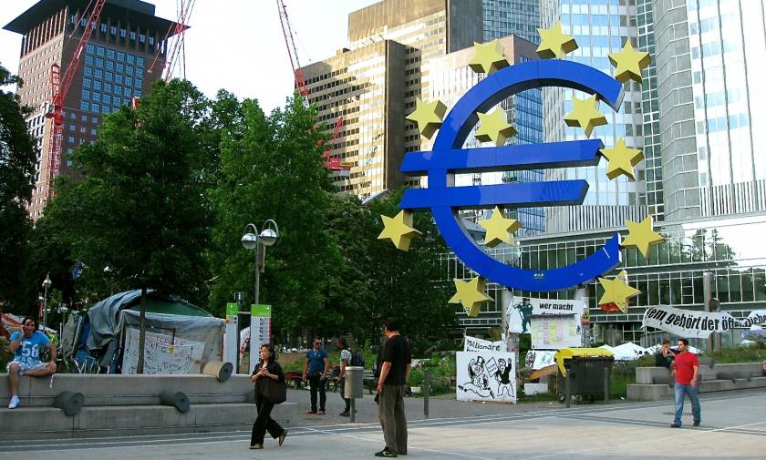 Bloomberg: Η απειλή της μικρής Ελλάδας στην αξιοπιστία του ευρώ