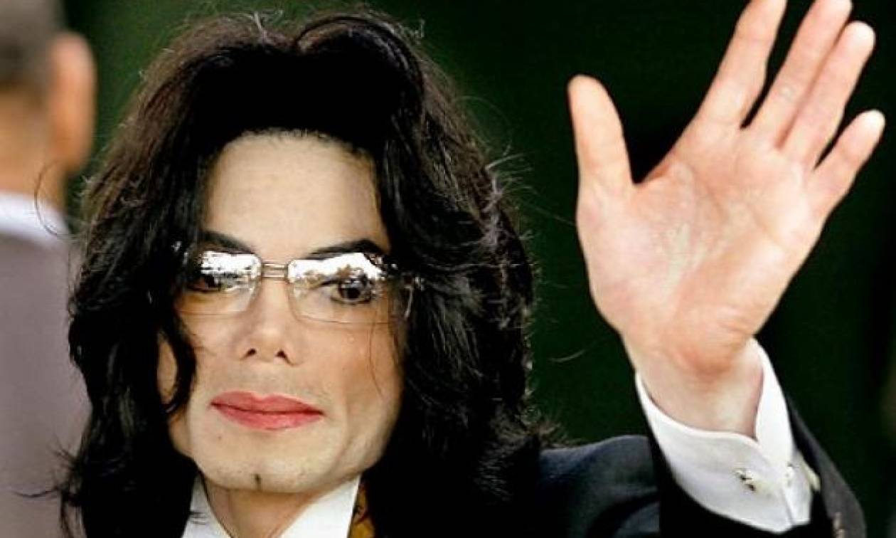 Ο Michael Jackson παρακολούθησε την κηδεία του ντυμένος γυναίκα (;) (video)
