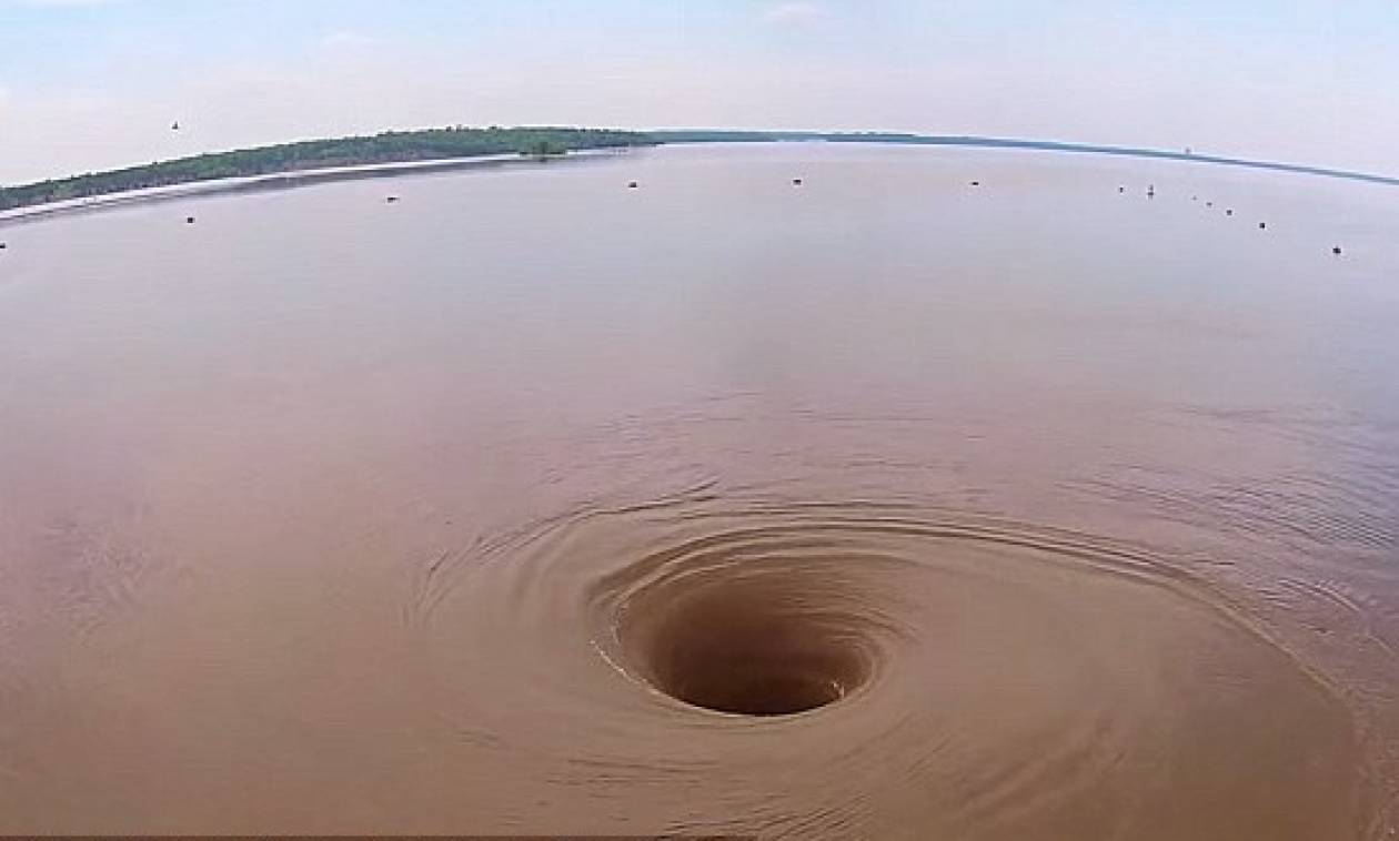 Εμφανίστηκε τεράστιος στρόβιλος σε λίμνη – Μπορεί να ρουφήξει μέχρι και «βάρκα» (video)