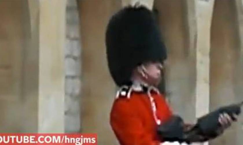 Η στιγμή που ένας Βρετανός βασιλικός φρουρός απειλεί με όπλο τουρίστα (video)